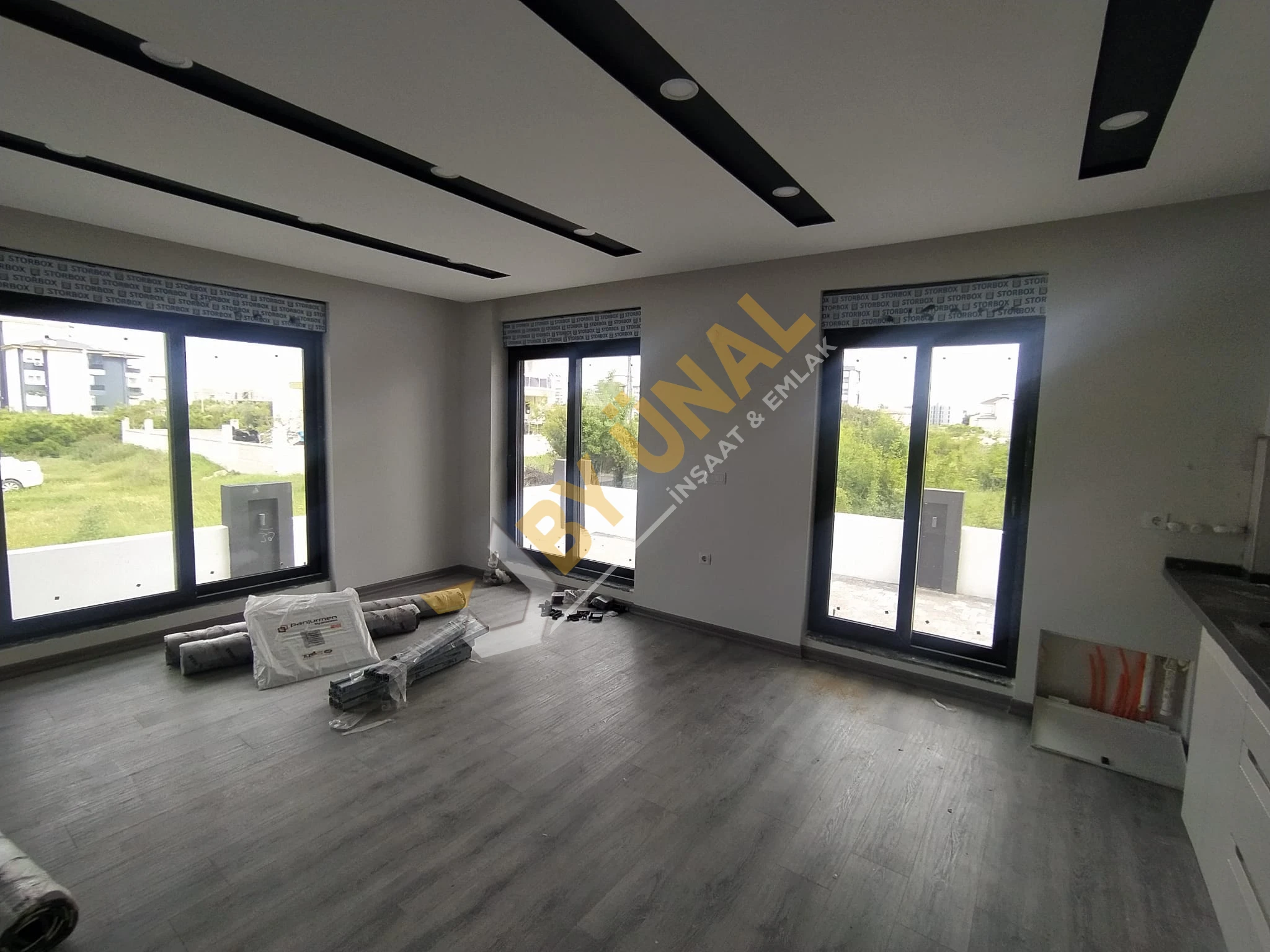 BY ÜNAL'DAN DÖŞEMEALTI YENİKÖY'DE GENİŞ 1+1 SATLIK GİRİŞ