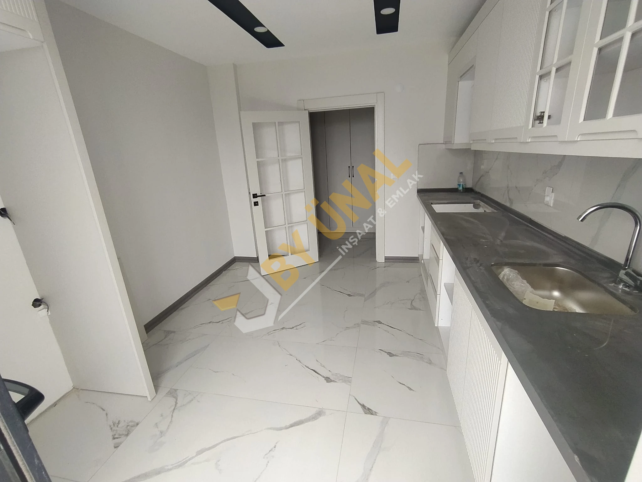 BY ÜNAL'DAN KATTA EBEVEYN BANYO'LU FERAH KAPALI MUTFAK 2+1 SATILIK DAİRE