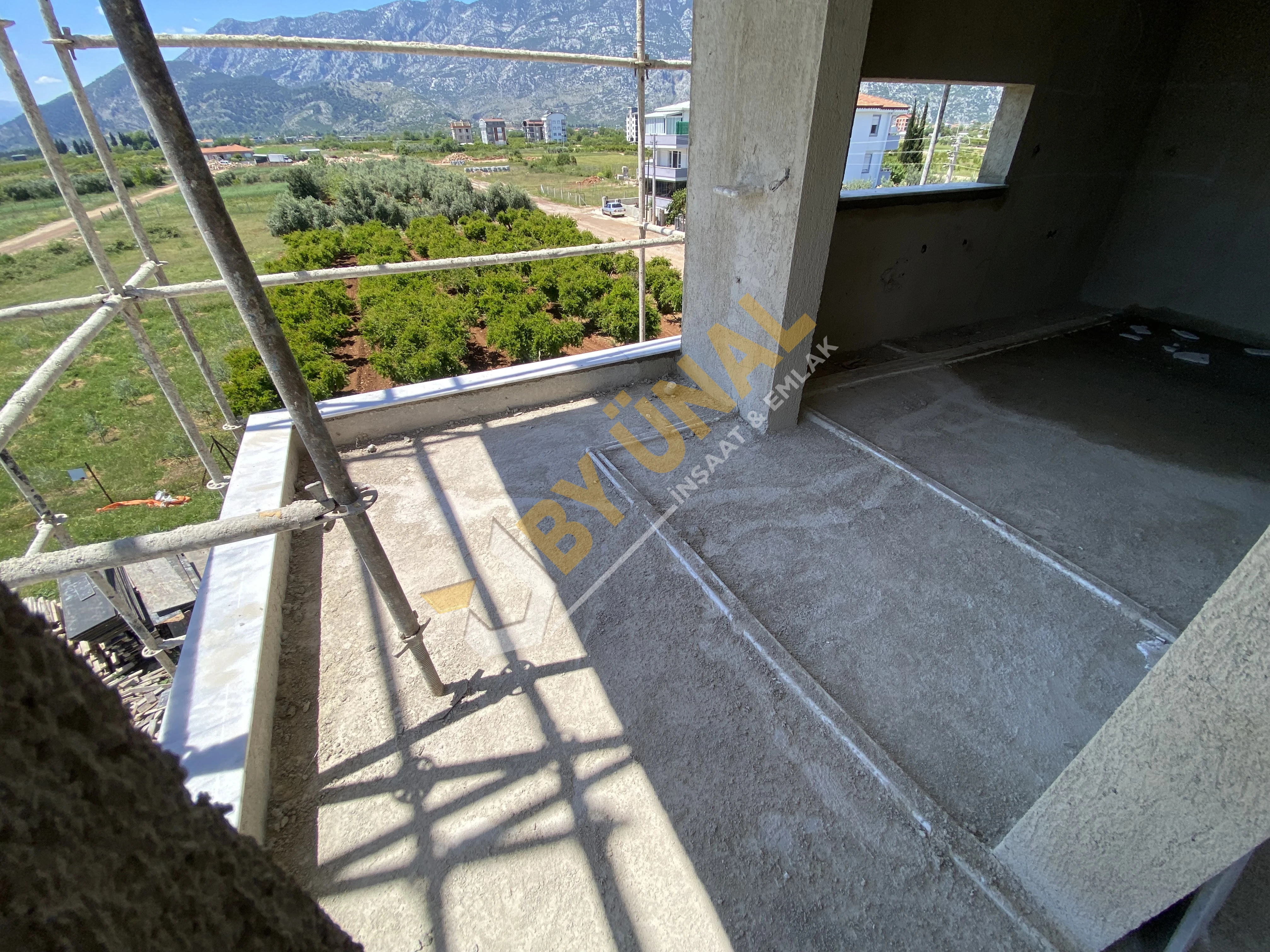 BY ÜNAL'DAN_DÖŞEMEALTI YENİKÖY'DE ACİL SATILIK KATTA ÇİFT BALKONLU DAİRE