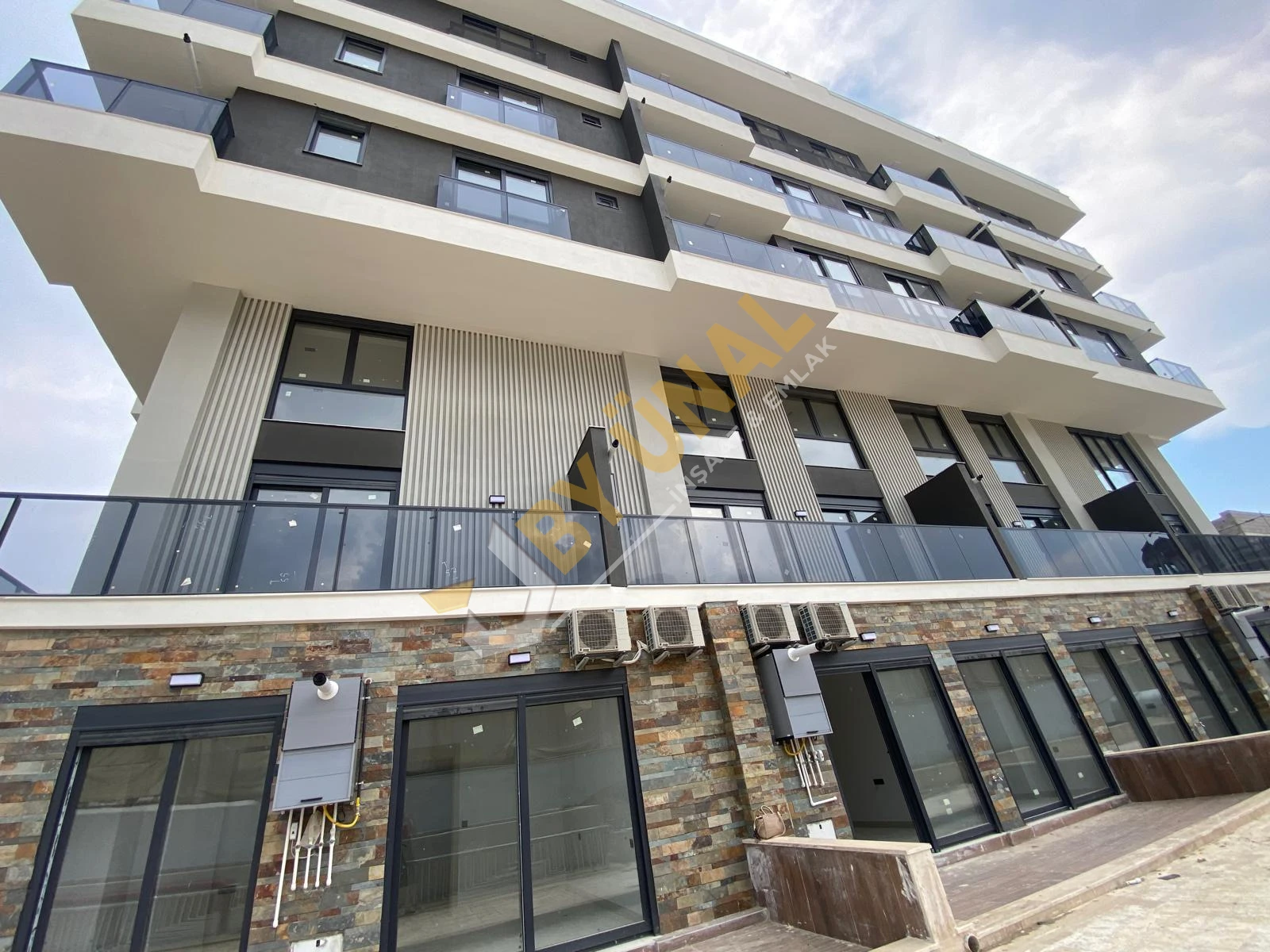 BY ÜNAL'DAN_KONYAALTI HURMA'DA HAVUZLU SİTEDE KAPALI OTOPARKLI LÜKS 1+1 SATILIK SIFIR DAİRE