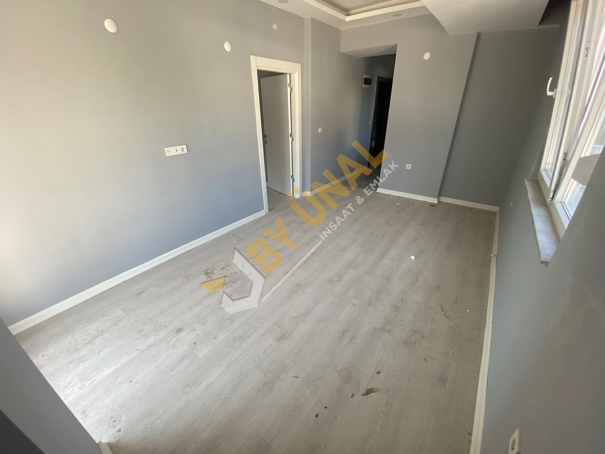 BY ÜNAL'DAN_KANAL’DA TRAMVAY YAKINI DOĞALGAZLI SATILIK SIFIR 1+1 DAİRE