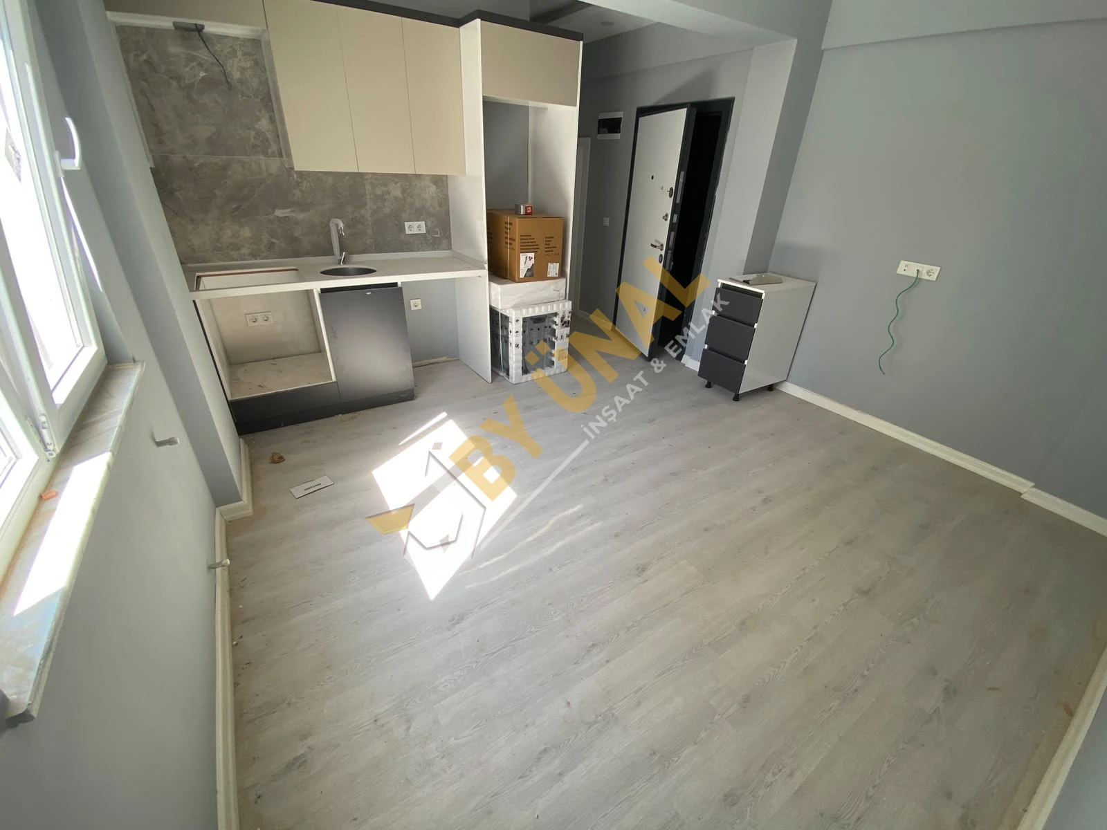 BY ÜNAL'DAN_KANAL’DA TRAMVAY YAKINI DOĞALGAZLI SATILIK SIFIR 1+1 DAİRE