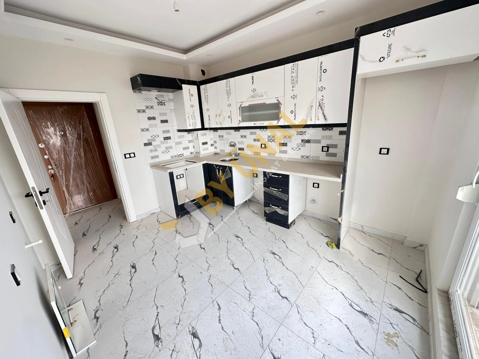 BY ÜNAL'DAN DÖŞEMEALTI YENİKÖY'DE SATILIK KATTA SIFIR DAİRE