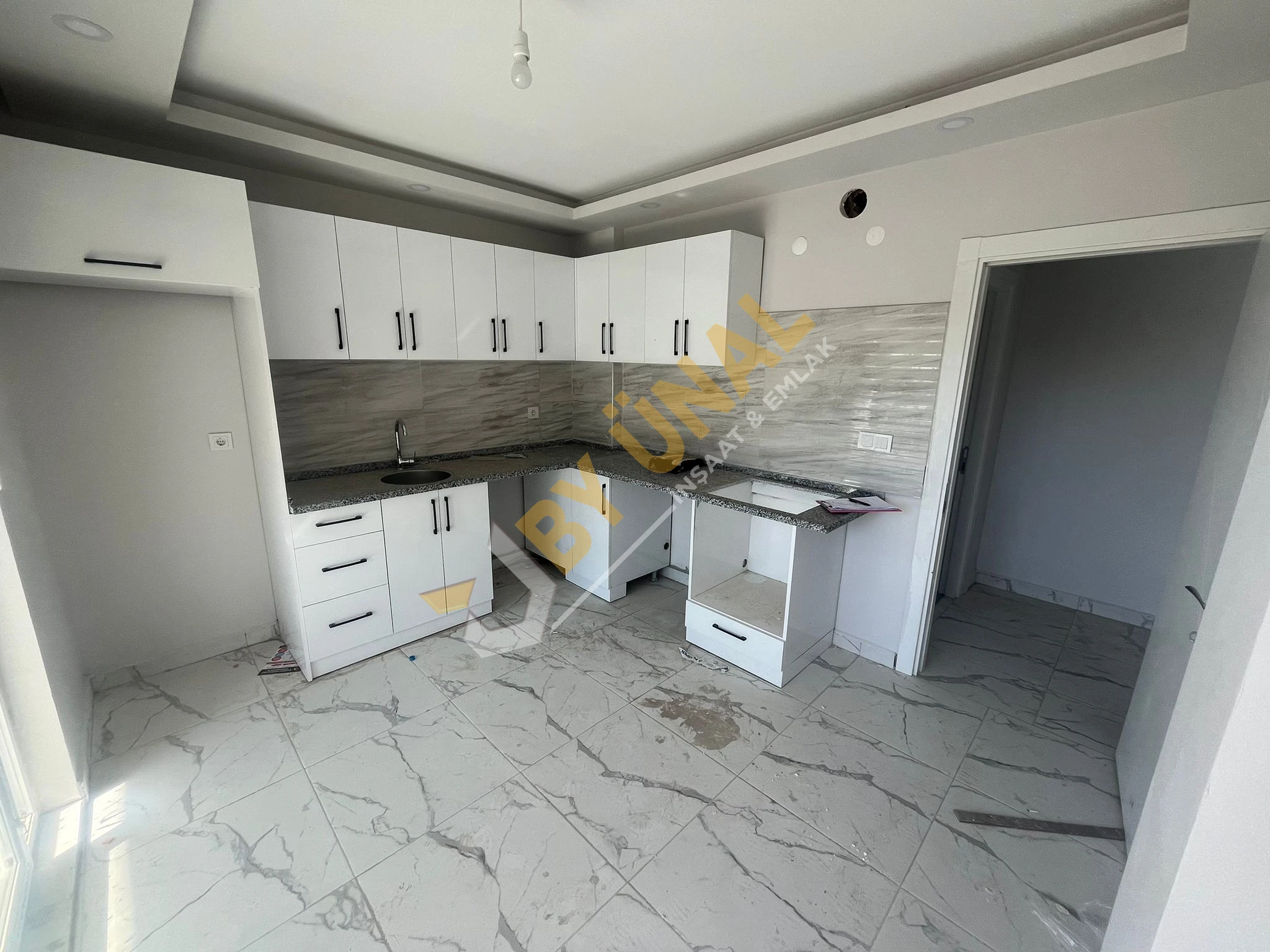 BY ÜNALDAN DÖŞEMEALTI_YENİKÖY'DE 2+1 AYRI MUTFAK EBEVEYN BANYOLU KATTA SATILIK SIFIR DAİRE