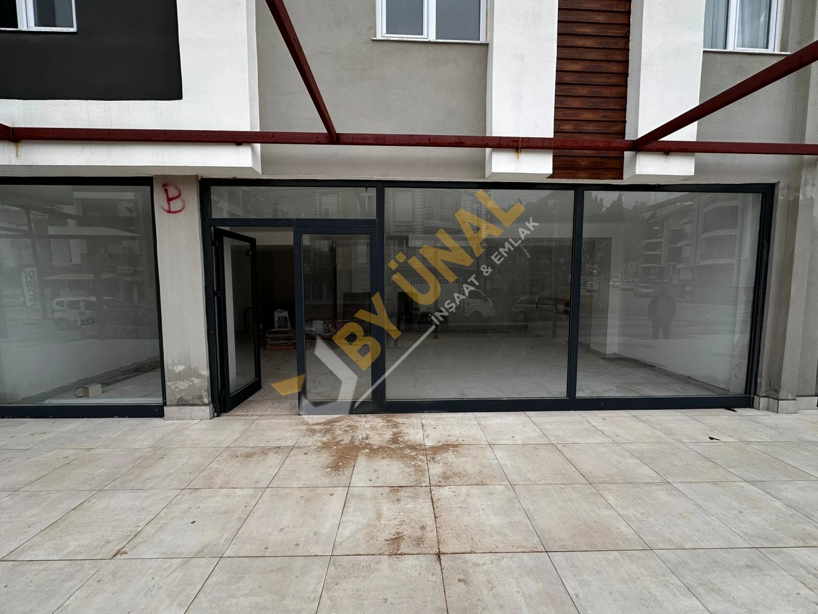 BY ÜNAL'DAN_ÇAMLIBEL'İN MERKEZİNDE DEPOLU-GENİŞ SATILIK TİCARİ DÜKKAN