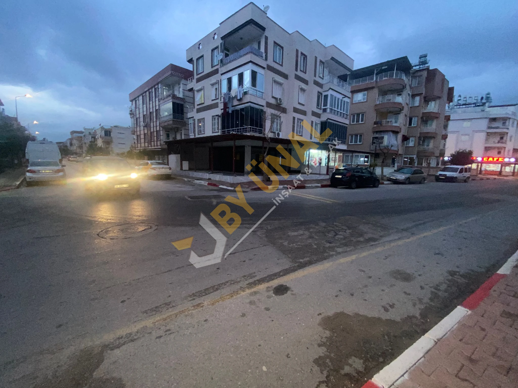 BY ÜNAL'DAN_KARŞIYAKA'DA CADDE ÜSTÜ_DAİRE TAPULU KİRALIK DÜKKAN