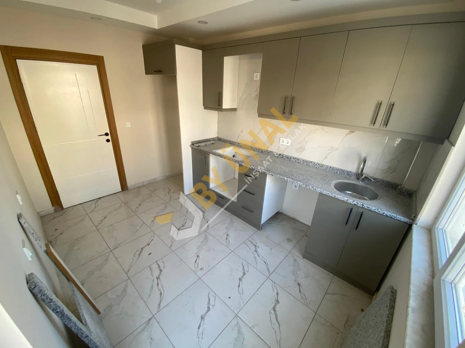 BY ÜNAL'DAN_ÇAMLIBEL'DE CADDE ÜSTÜ_ SATILIK 2+1 SIFIR DAİRE