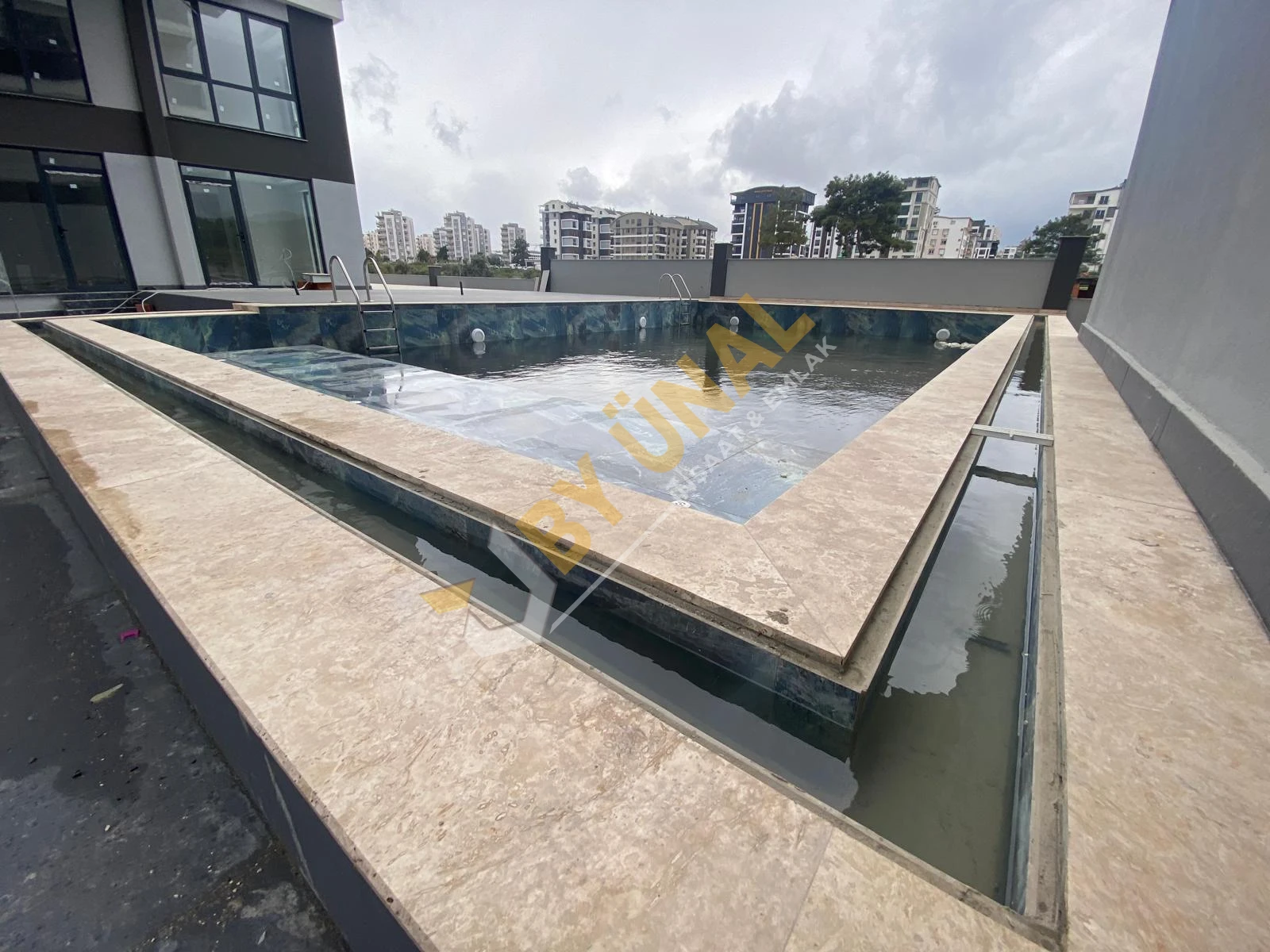 BY ÜNAL'DAN ÇANKAYA'DA HASTANE KARŞISI HAVUZLU EBEVAYN BANYOLU SATILIK 2+1 DAİRE