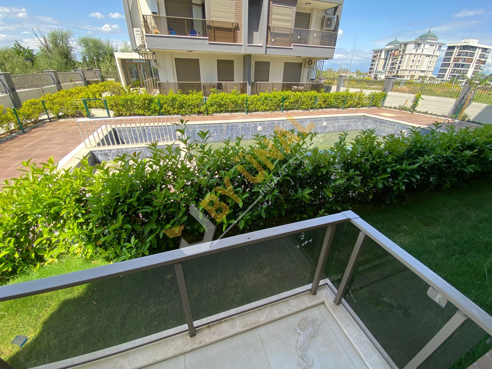 BY ÜNAL'DAN_GÖKSU'DA HAVUZLU GÜVENLİKLİ _2 BLOKLU SİTEDE SATILIK SIFIR 1+1 DAİRE