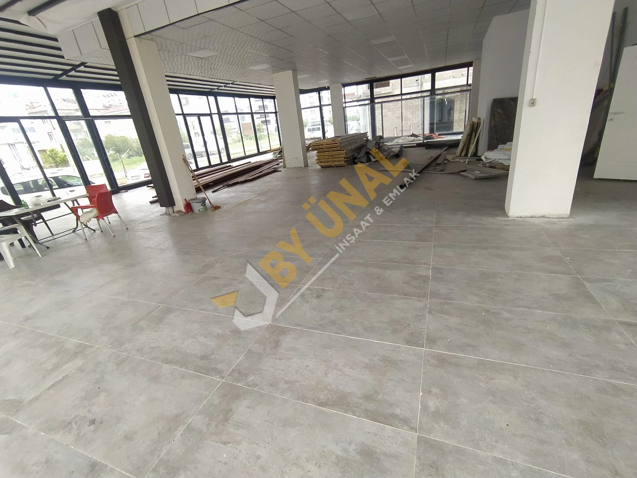 BY ÜNAL'DAN YENİKÖY'DE KÖŞE CADDE ÜZERİ HER İŞLETMEYE MÜSAİT SATILIK DÜKKAN